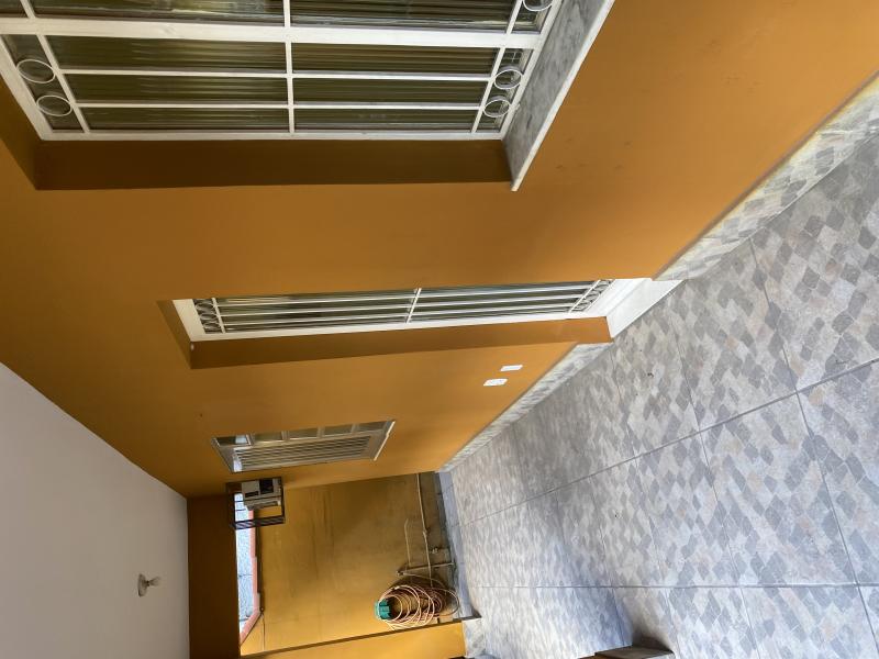 Aluga-se casa a 400metros do calçadão de Nova Iguaçu. Com sala, copa, cozinha, dois quartos, quarto de serviço com banheiro, varanda, cozinha. Comercial ou residencial, sem condomínio.